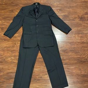 Jos A Bank suit. Like new. Fits 5’10, 160lbs. 38R